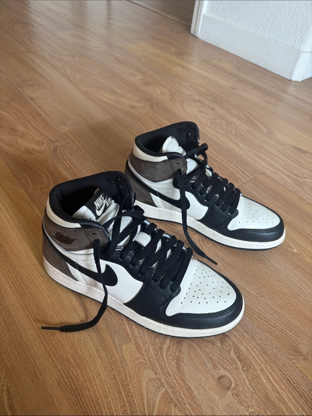 Jordan 1 Retro High Dark Mocha - Size 7 Youth - Picture 3 of 7